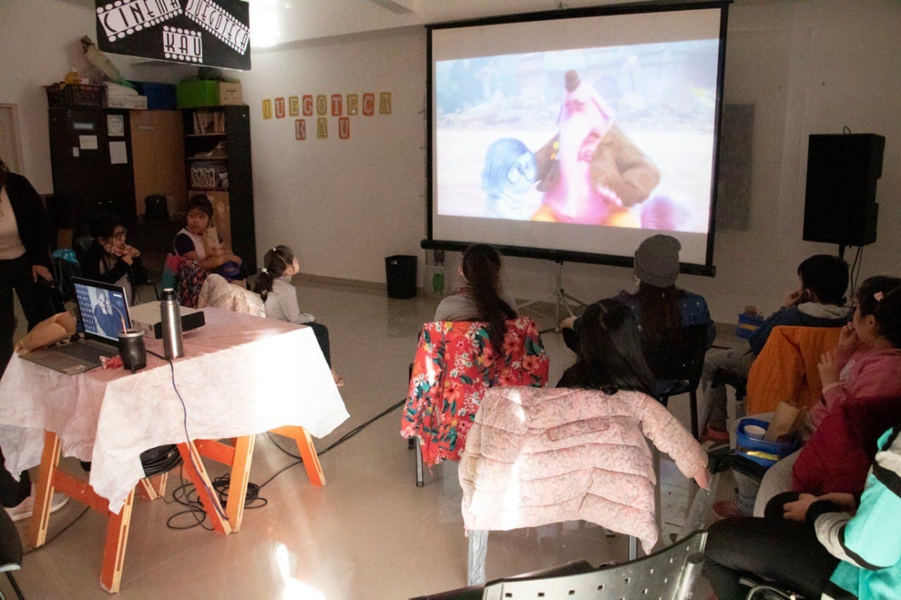 ninos y ninas de la juegoteca disfrutaron de una tarde de cine