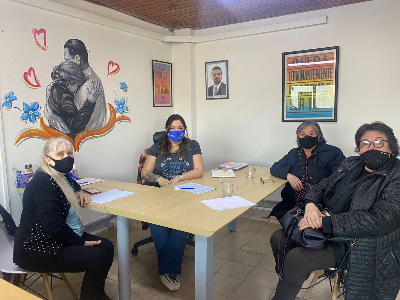 reunion del municipio con miembros de la familia torres