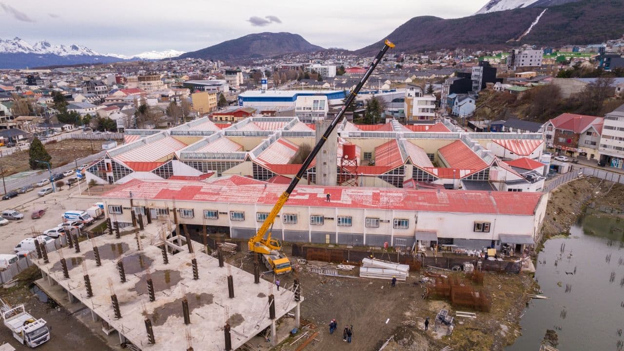 trabajos para reponer la cubierta de techo en el hospital regional ushuaia