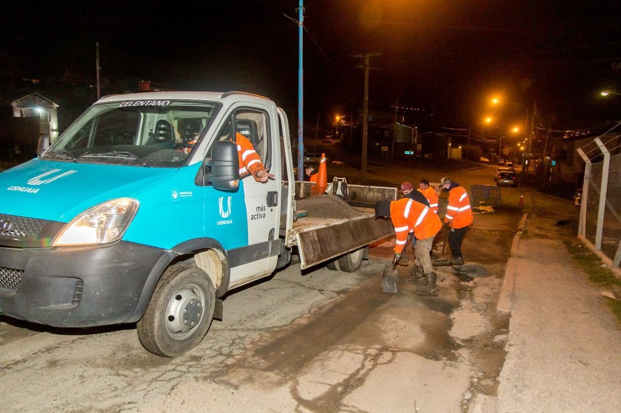 la municipalidad de ushuaia realizo trabajos nocturnos de bacheo en la calle aldo motter