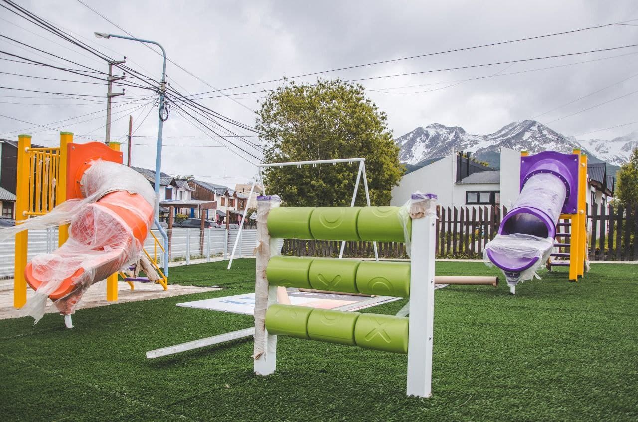 se colocaron los nuevos juegos de la plaza del barrio san salvador