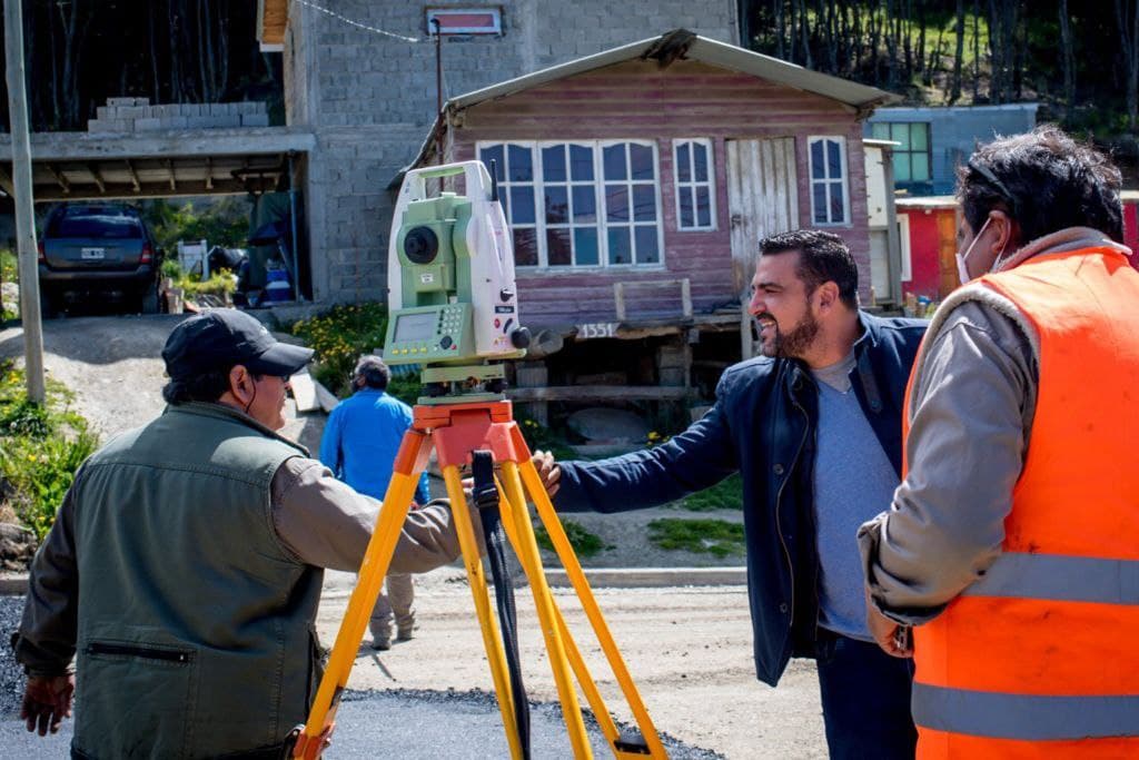 el intendente vuoto recorrio la obra de pavimentacion de la calle teresa de calcuta en el barrio los morros