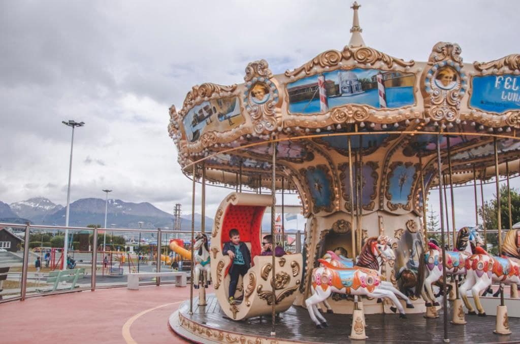 la calesita en la plaza piedrabuena de ushuaia funciona de lunes a lunes