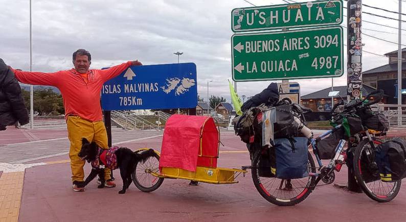 Exhaustos y felices: Jorge y su mascota llegaron pedaleando a Ushuaia