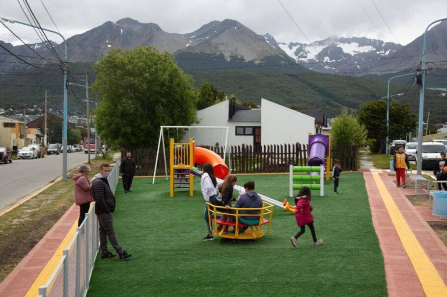 Ushuaia / Inauguran la plaza "Huellas Fueguinas" en el