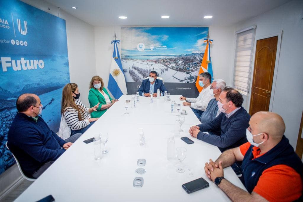 el intendente walter vuoto recibio a los directivos de vinisa fueguina s r l
