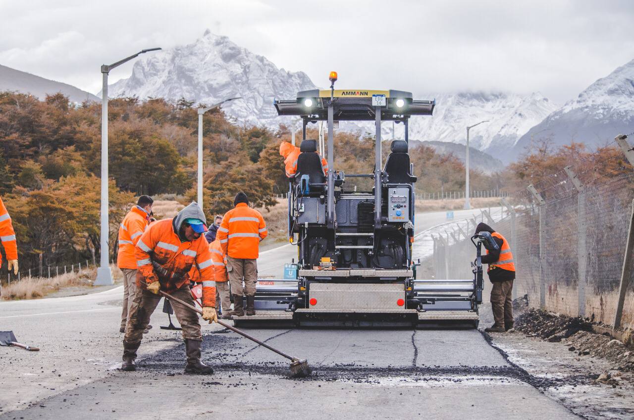 la municipalidad de ushuaia avanza en la pavimentacion de la ciclovia en la calle 44 heroes del ara san juan