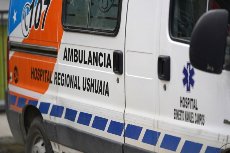 No respetó el paso, chocó y terminó hospitalizada