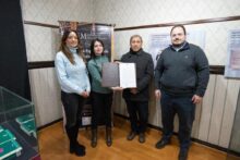 funcionarios de la secretaria de malvinas y de cancilleria nacional visitaron la muestra nuestras malvinas