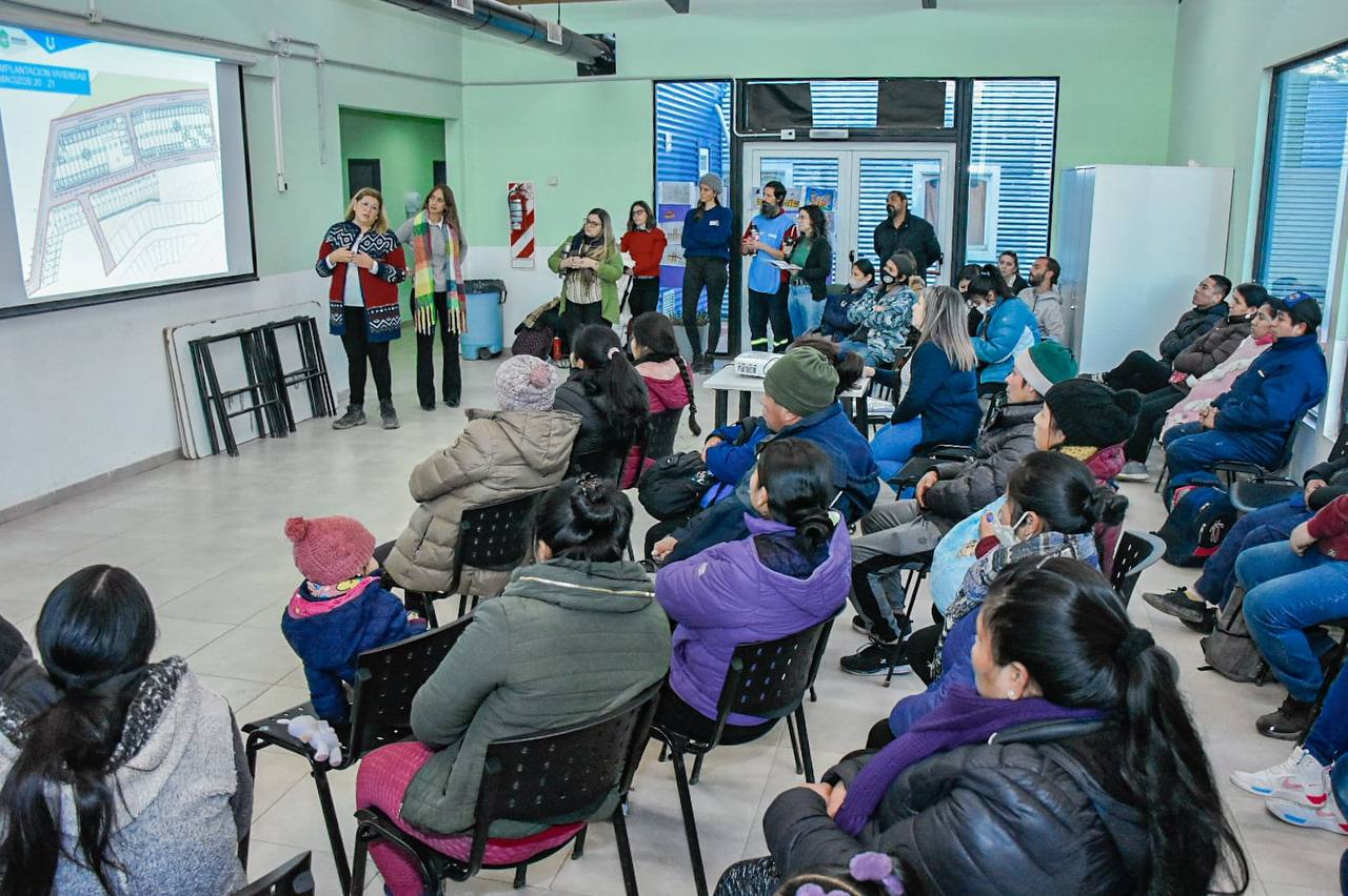 el municipio informo a vecinos del kyd sobre la marcha de la obras agua y cloacas y las viviendas del sector
