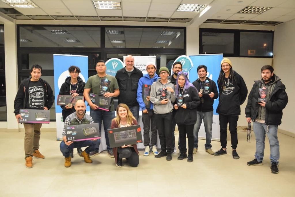 entrega de premios a los ganadores del torneo igneo copa newsan