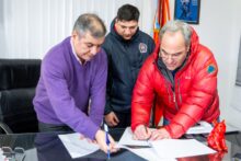 la dpe convino con vecinos del barrio la oca la colocacion de una red de baja tension