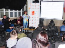 la secretaria de economia popular brindo una capacitacion sobre economia social y popular a estudiantes del cens n 3