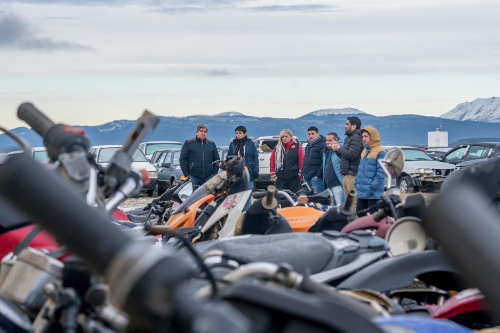 el municipio de ushuaia sigue retirando chatarra de la via publica