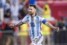 Messi corriendo en festejo