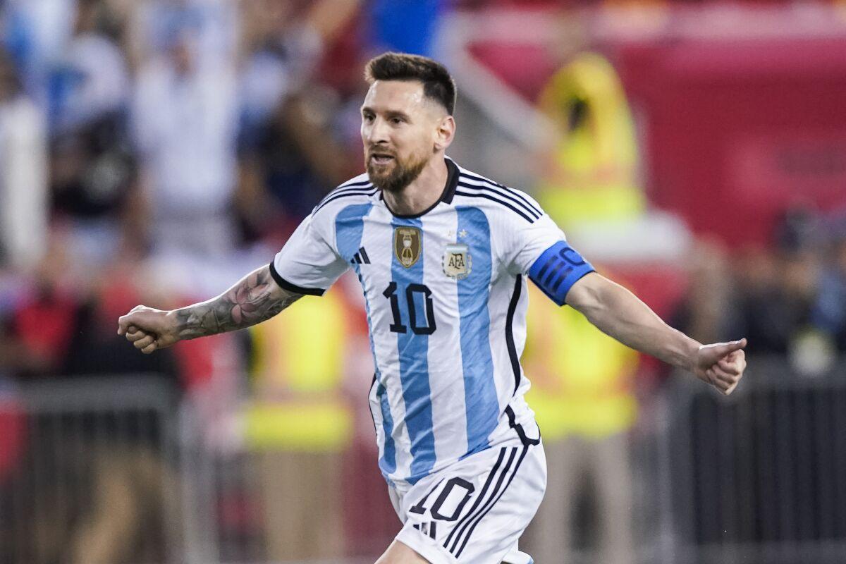 Messi corriendo en festejo