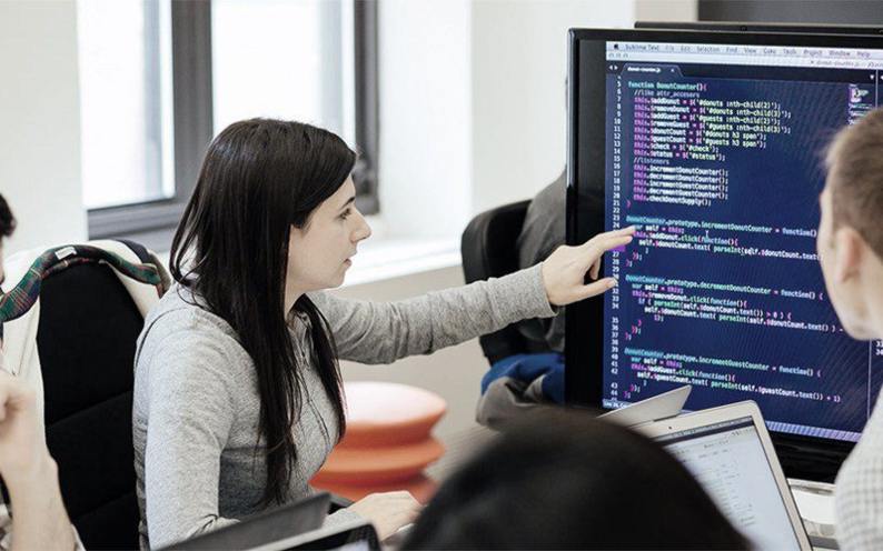 Mujeres en la universidad: solo una de cada 100 estudia programación