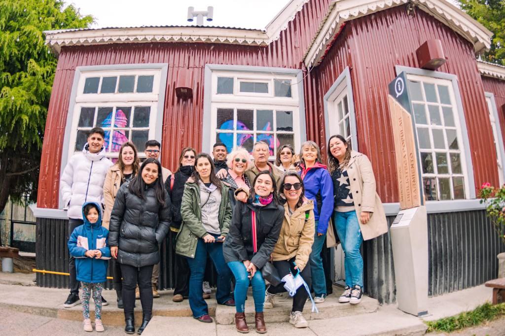 la municipalidad de ushuaia inauguro un totem informativo en la antigua sede de la biblioteca popular sarmiento