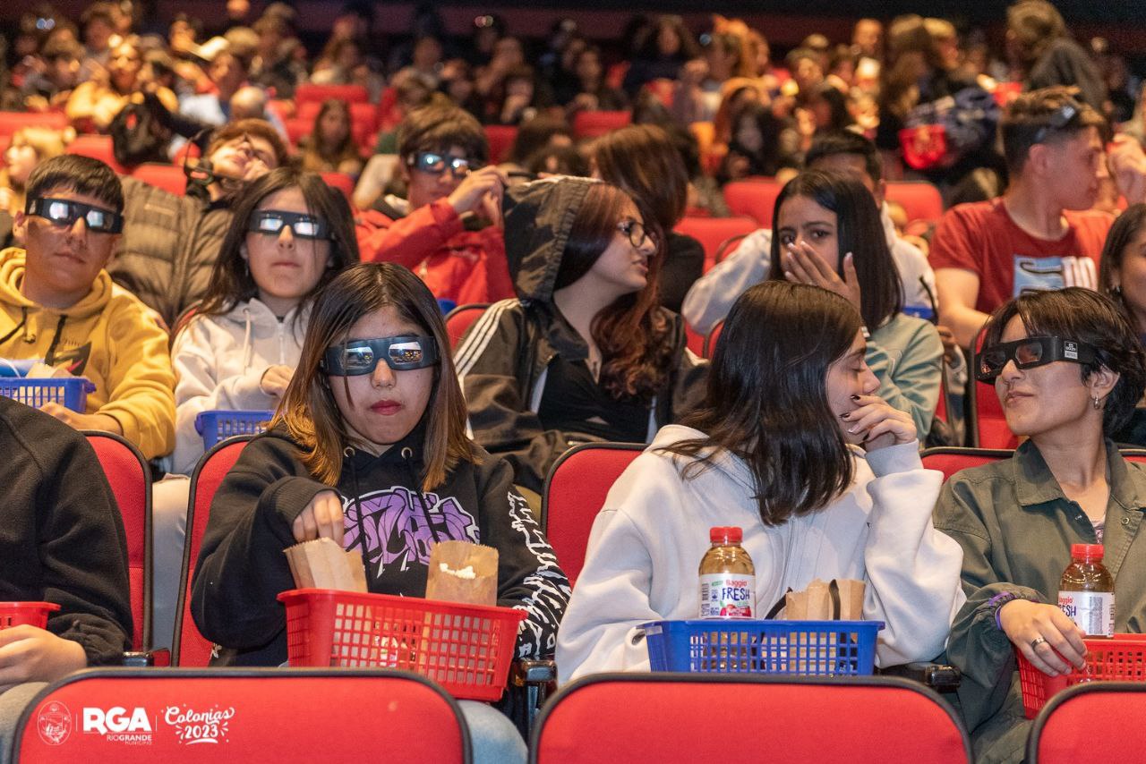 Con una salida al cine terminó la primera etapa de las colonias del Espacio Joven