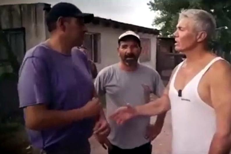 El candidato Fernando Burlando se mostró abrazado con uno de los asesinos de Cabezas