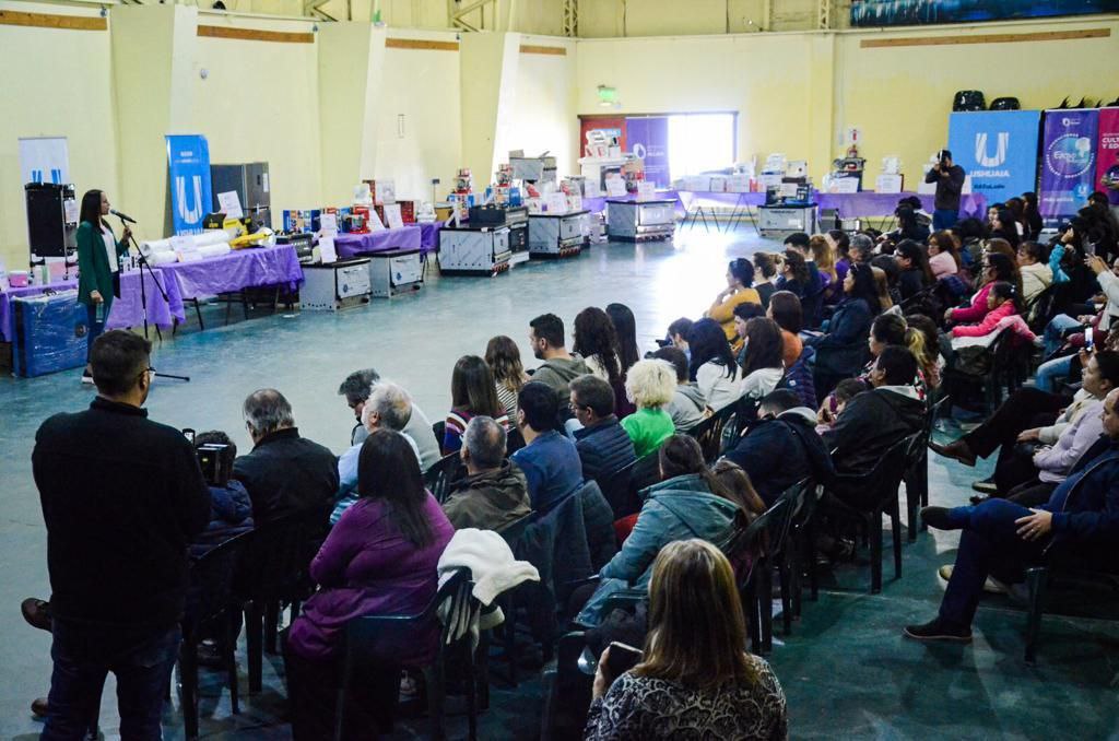el municipio de ushuaia realizo una nueva entrega de herramientas e insumos a mujeres emprendedoras