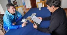 el escritor de malvinas vgm jose castellani dono su ultimo libro al espacio pensar malvinas
