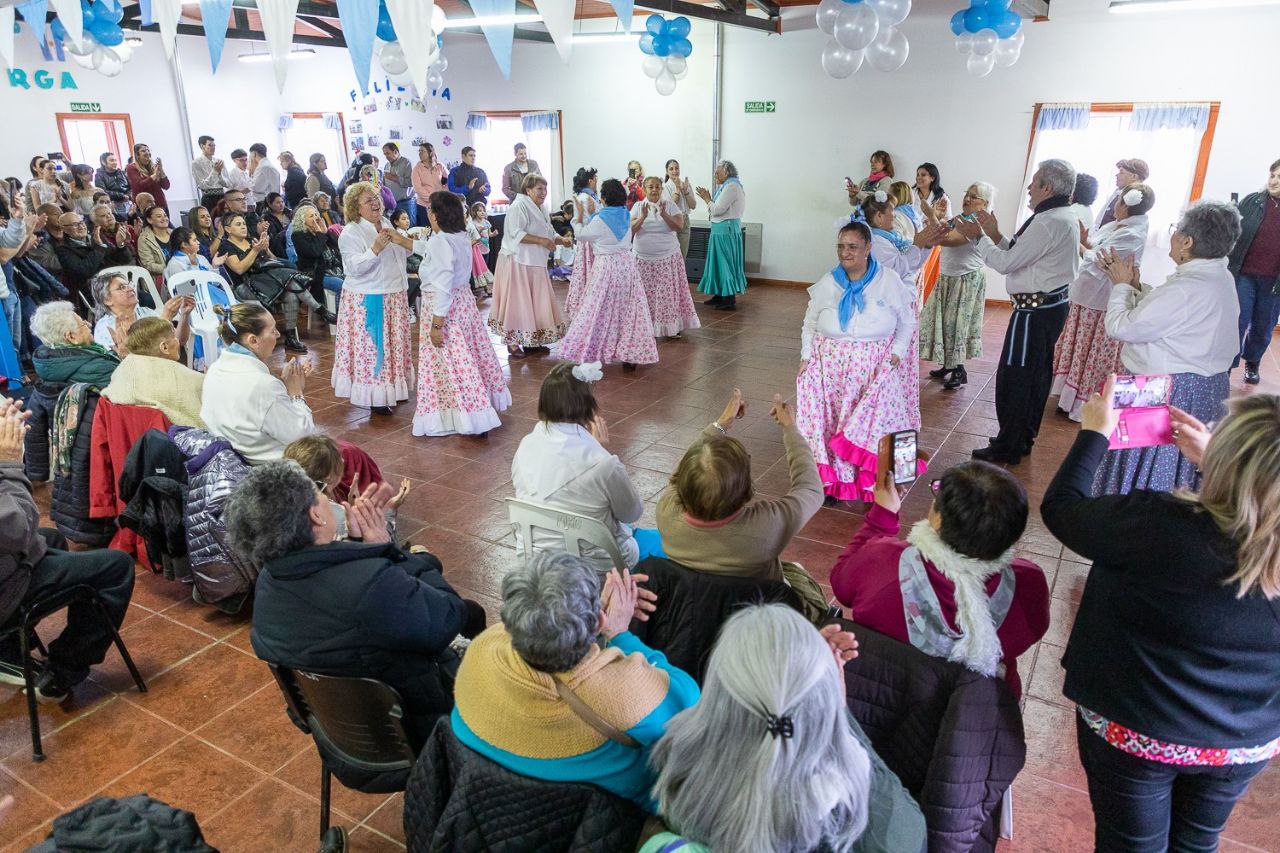 Adultos mayores disfrutaron de los bailes tradicionales junto a las infancias