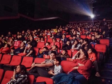 infancias de distintos barrios festejaron su dia en el cine