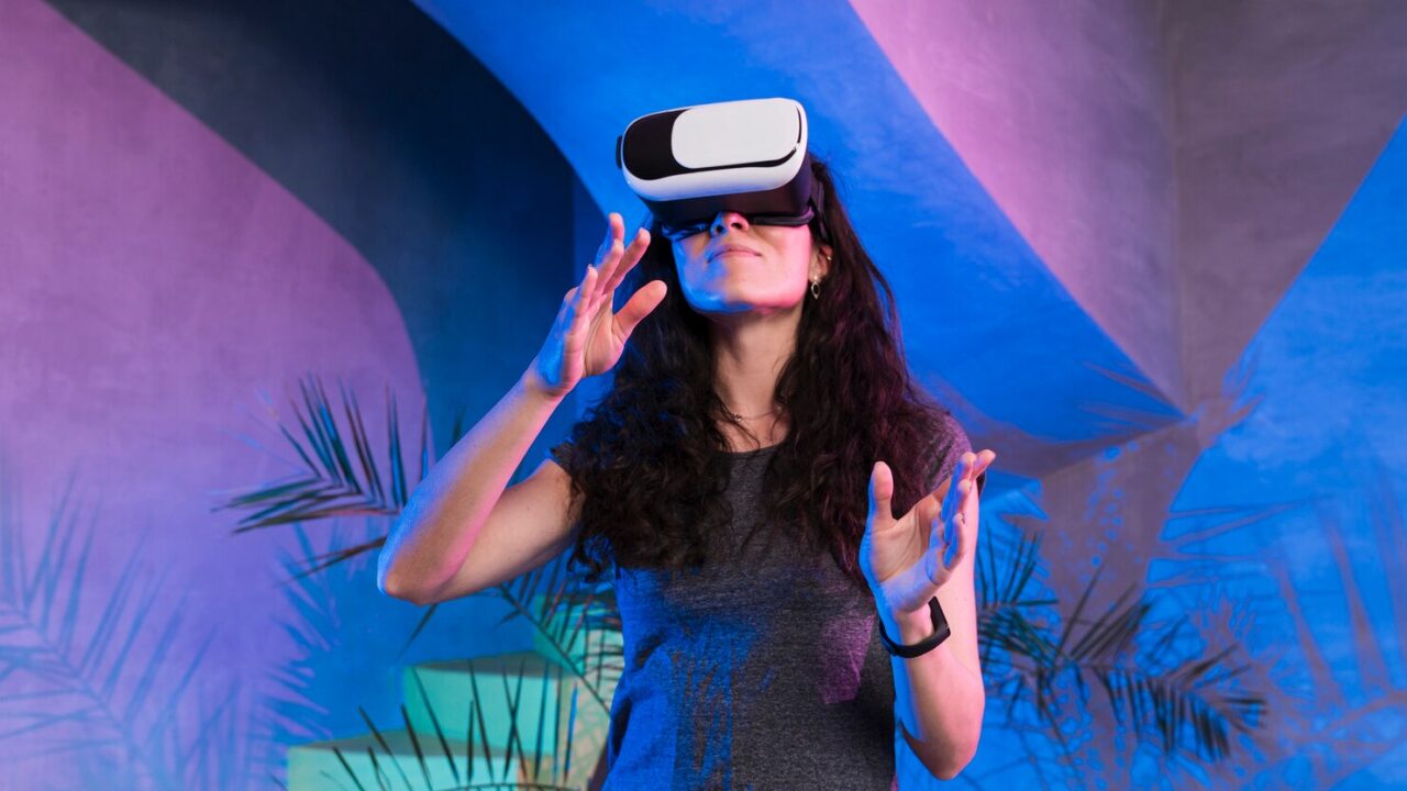 mujer vistiendo vr bonita habitacion 23 2148513417 scaled