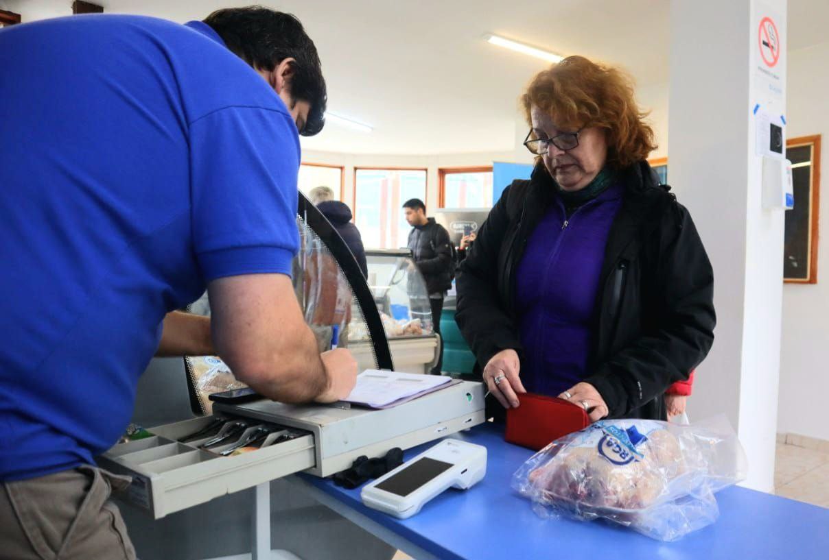 Venden alimentos frescos en el Paseo Canto del Viento