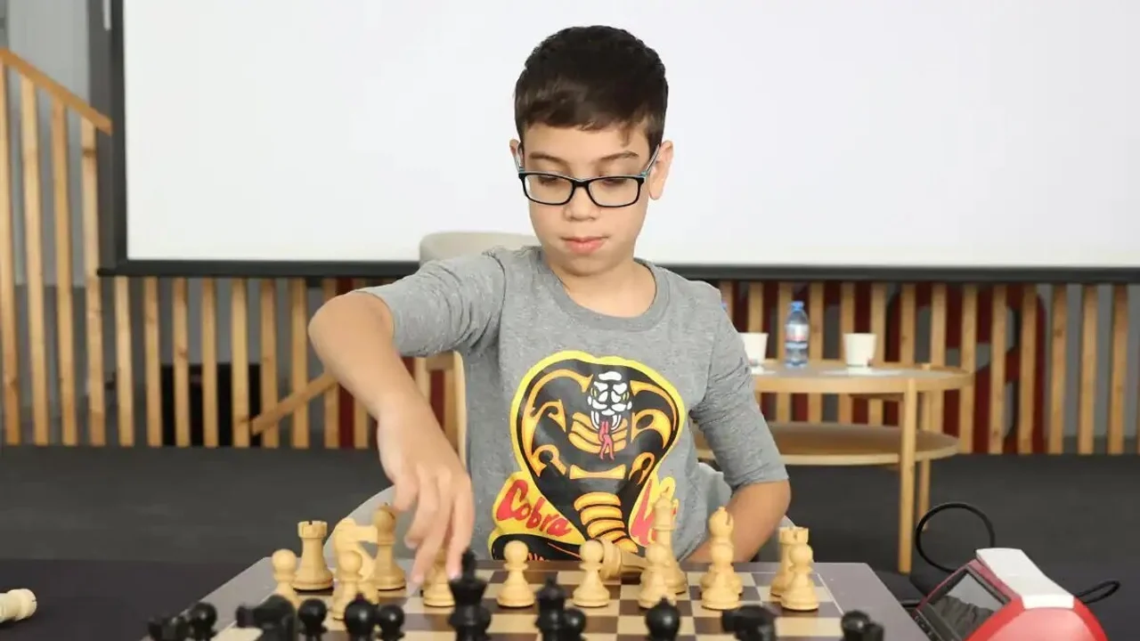 Un argentino de 10 años derrotó al campeón en ajedrez Magnus Carlsen