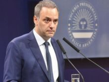 86866 manuel adorni anuncio el cierre definitivo de los fondos fiduciarios