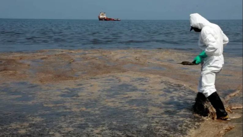Detectaron un posible derrame de petróleo en aguas cercanas a Península Mitre