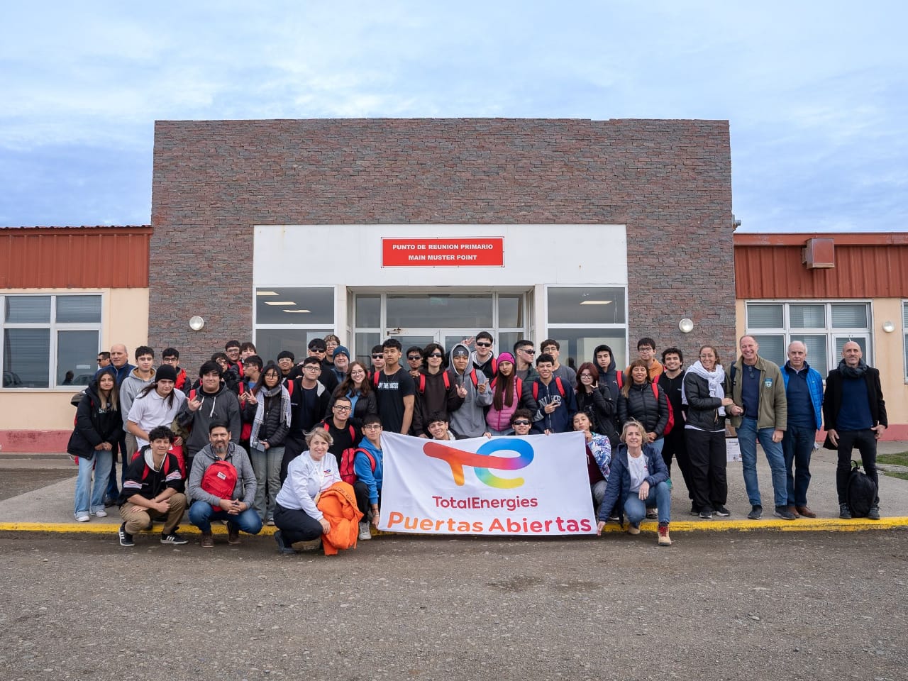 Alumnos del Colegio C.P.E.T recorrieron la planta de TotalEnergies