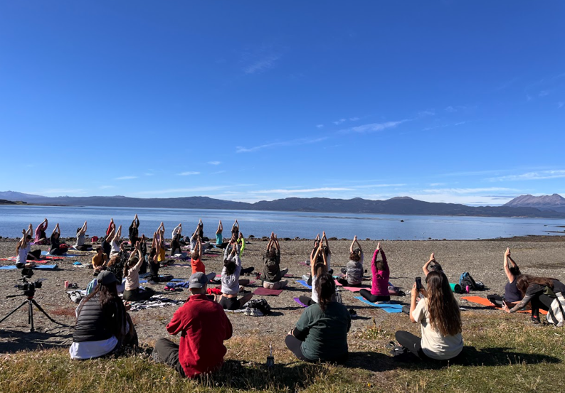 Yoga, kayak y birra: otras formas de conectar con el mar fueguino