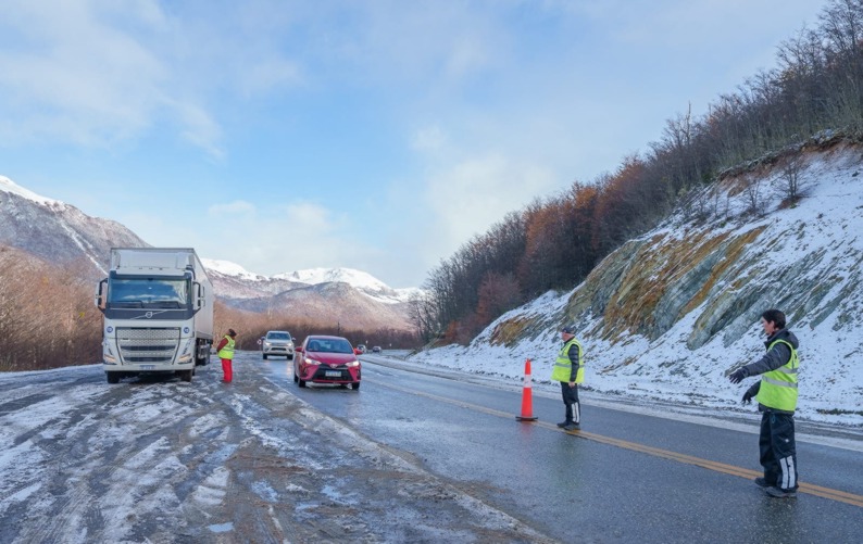 Así amaneció la ruta 3 en el ingreso a Tolhuin, camino al Paso Garibaldi