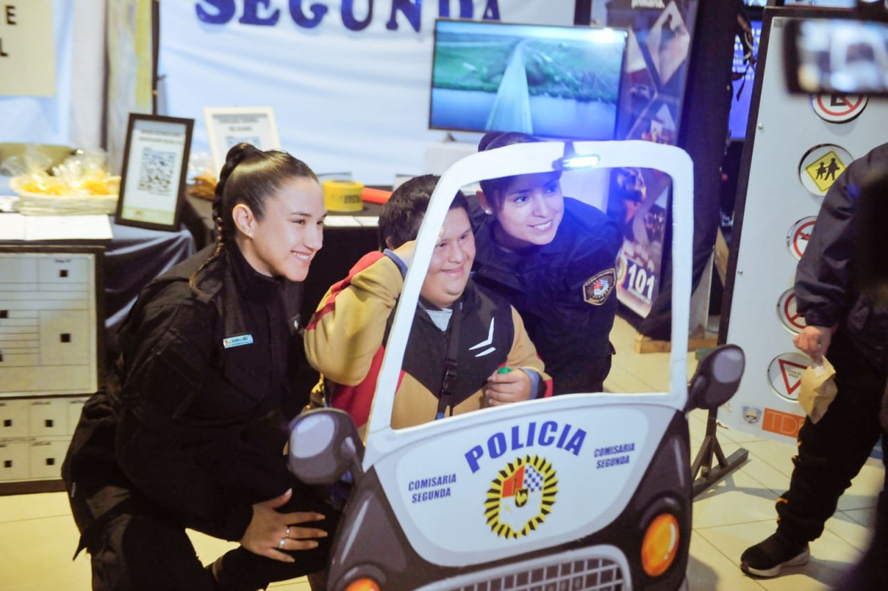 La expo «Conociendo a tu Policía» se inauguró en Río Grande