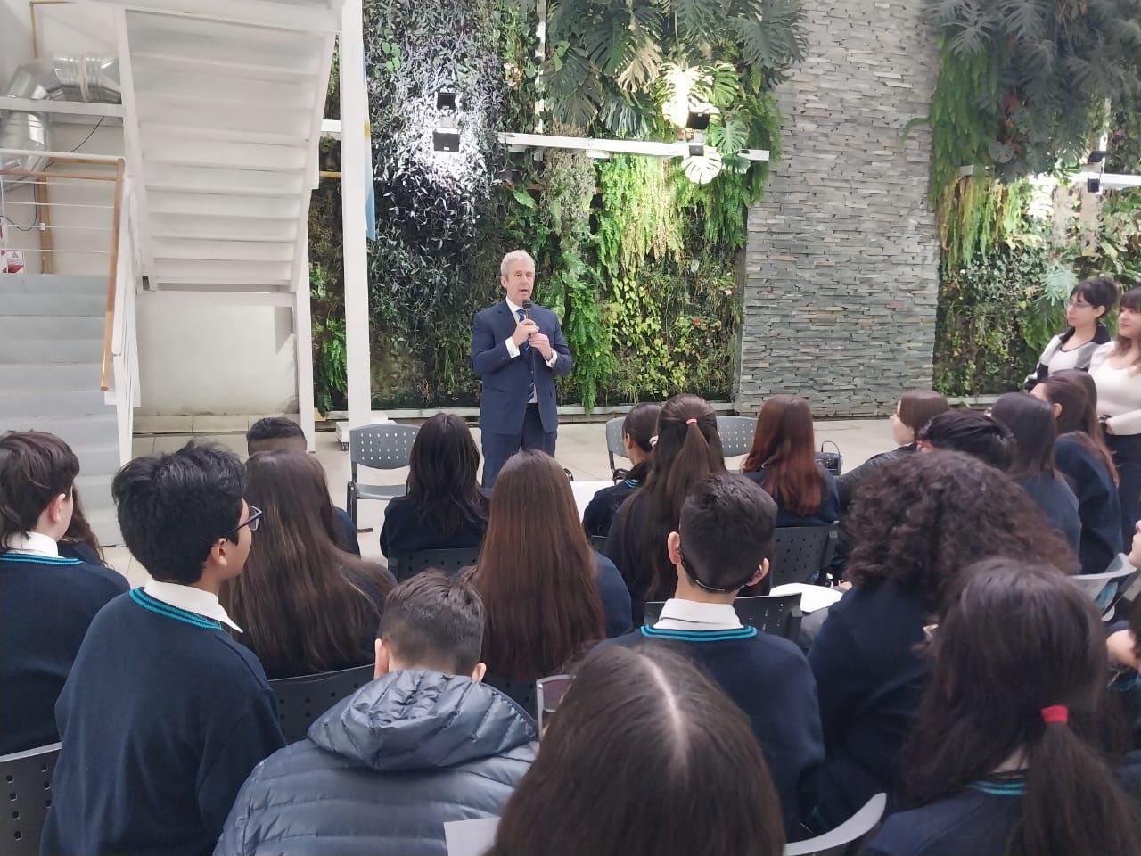 El Dr. Löffler tomó la promesa de lealtad a la Constitución a estudiantes