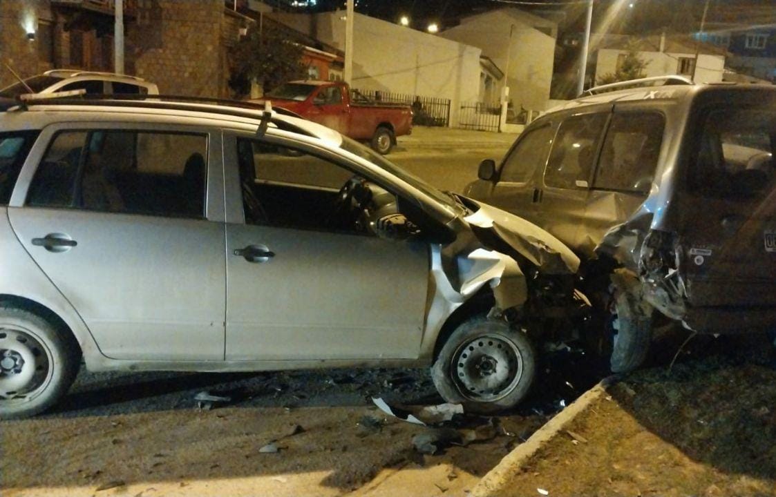 Chocó dos vehículos estacionados y escapó