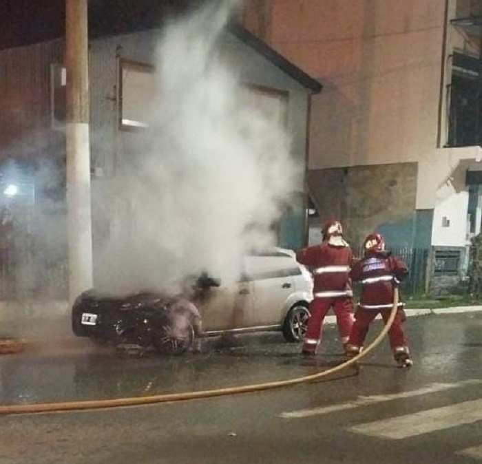 Un vehículo se incendió por una falla eléctrica en la batería