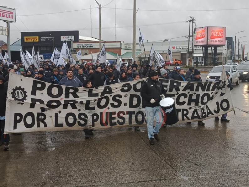 Con una marcha, la UOM inició el paro total de actividades