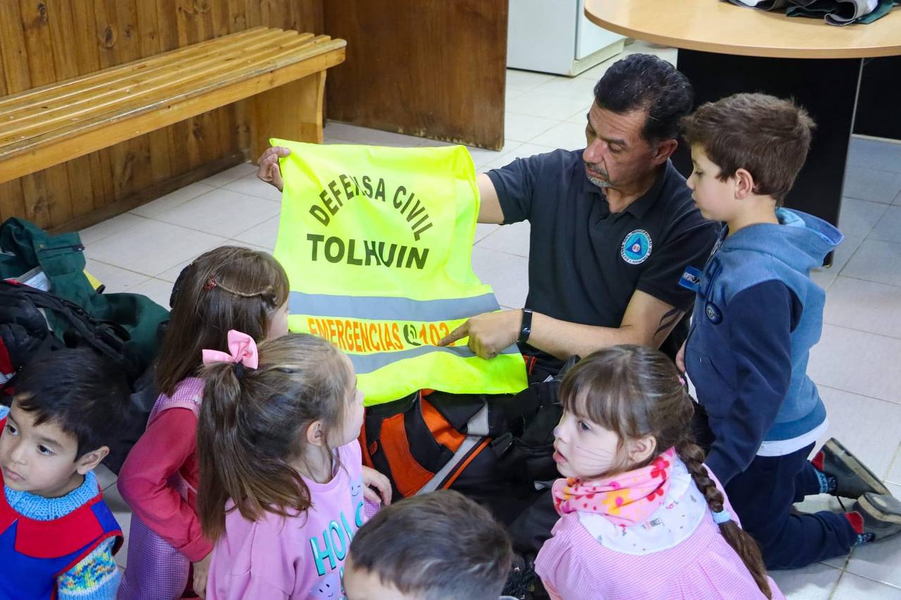 Defensa Civil de Tolhuin recibió a infantes del jardín Zhioshi