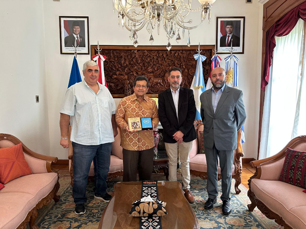 ushuaia tiende lazos con indonesia y la república de vietnam