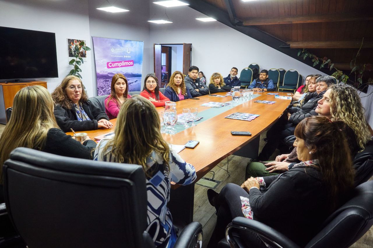 Reciben a familias de «Volver a casa» en el marco de «Ushuaia Estudia»