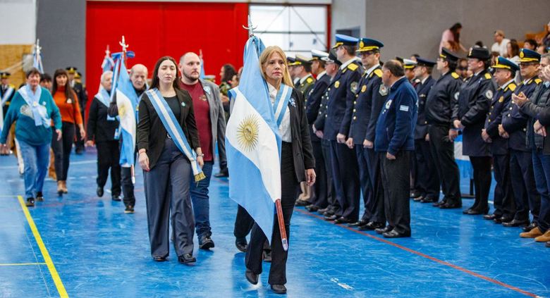 acto 25 mayo bandera2