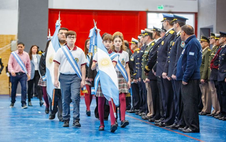 acto 25 mayo banderas