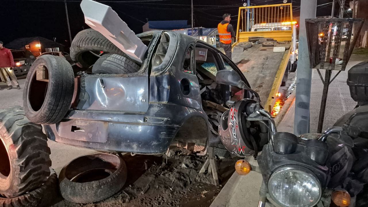 Retiran chatarra y autos abandonados en la vía pública