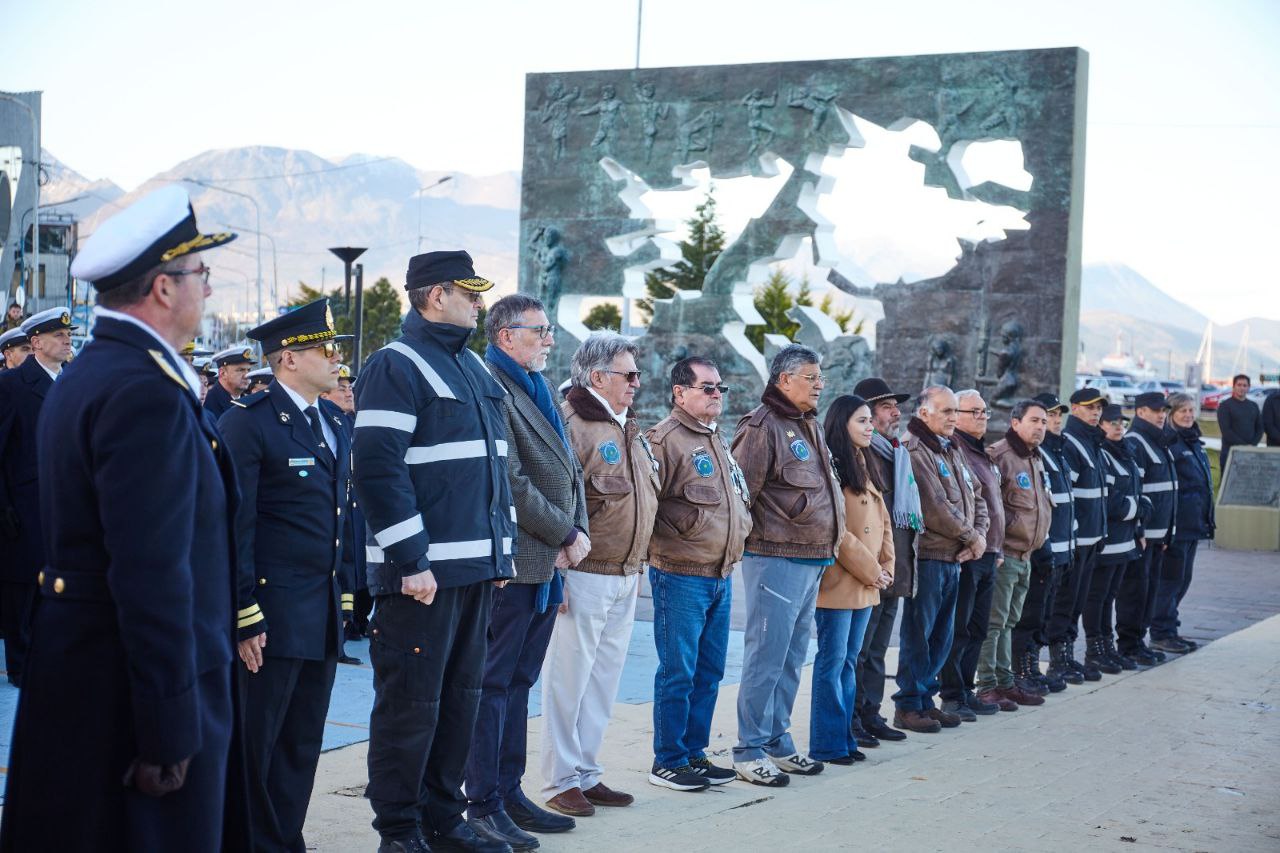 Acto por el hundimiento del Crucero Belgrano