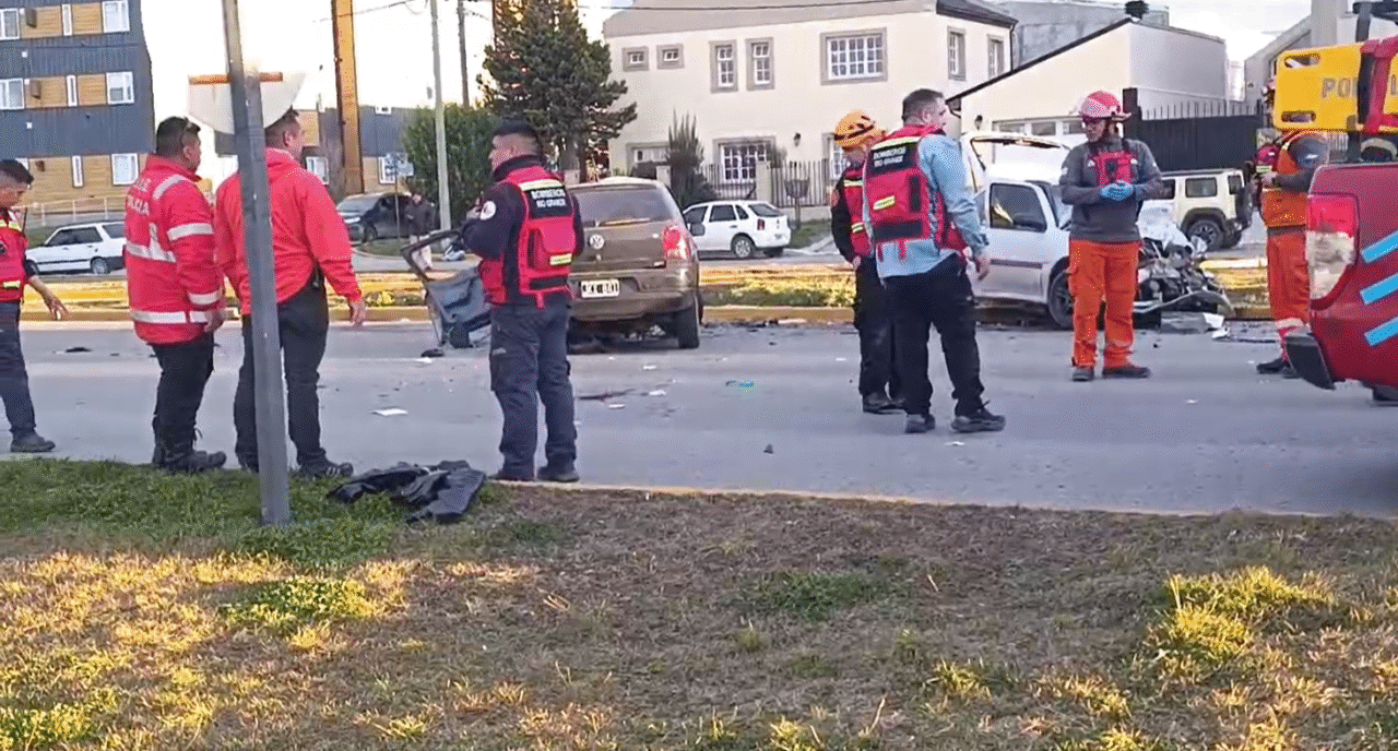 Violento choque frontal dejó como saldo a dos fallecidos y 3 heridos