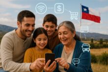 Familia chilena de varias generaciones usando un teléfono móvil en un entorno rural, con íconos digitales que representan conectividad, finanzas y tecnología.